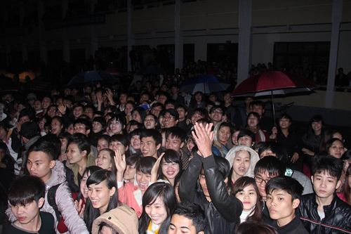 Ảnh: Fans chen chúc đội mưa lạnh gặp Đàm Vĩnh Hưng