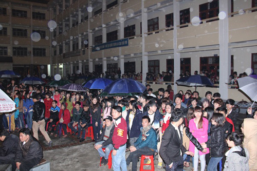 Ảnh: Fans chen chúc đội mưa lạnh gặp Đàm Vĩnh Hưng