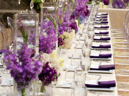 Muôn màu sắc hoa bàn tiệc dài đám cưới