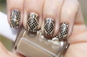 Năm Tỵ chơi nail vẩy rắn