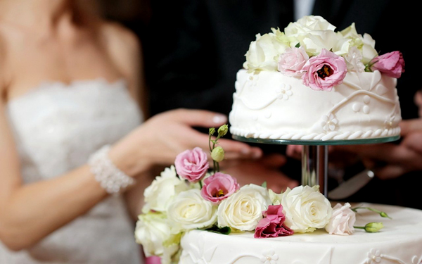 Tự trang trí bánh cưới bằng hoa tươi