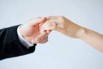 Giữ tay đẹp để đeo nhẫn cưới