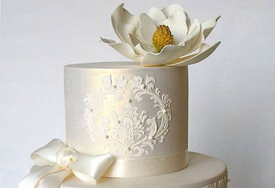 Chọn bánh cưới màu trắng đẹp tinh tế