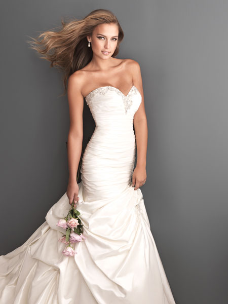 Váy ren cổ điển từ Allure Bridals