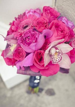 Hoa cưới hồng đậm ngọt ngào và nổi bật