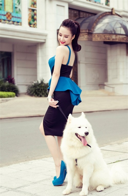 Angela Phương Trinh ngọt ngào bên cún cưng