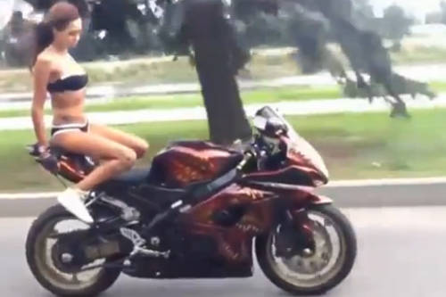 Clip 'kiều nữ bikini làm xiếc trên môtô' hot nhất Internet tuần qua