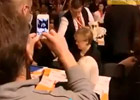 Video nữ thủ tướng Đức bị đổ bia vào người