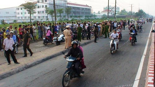 Kinh hoàng cảnh lái xe đâm thẳng cột điện