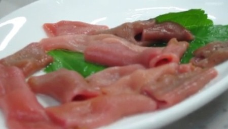 Món thịt cá sống vẫn nhúc nhích ở Hàn Quốc