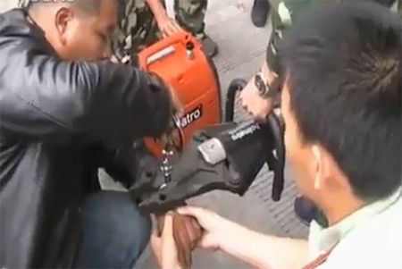 Video: Cảnh sát hì hục tháo còng cho tên cướp