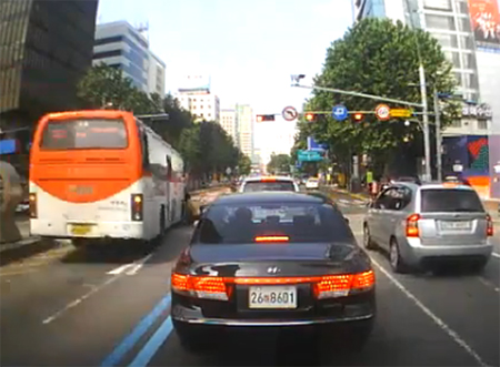 Video: Vụ tai nạn khủng khiếp do xe bus vượt đèn đỏ