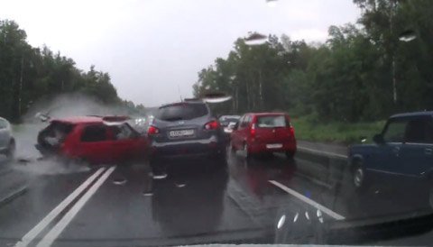 Cú đâm ô tô kinh hoàng vì đường trơn