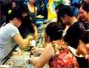 Clip 'giành nhau ăn buffet' nêu gương xấu ẩm thực