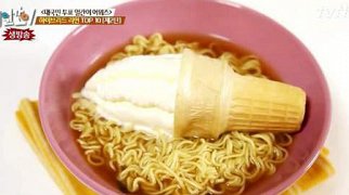 Kỳ quặc món mì ăn liền trộn kem ốc quế ở Hàn Quốc
