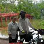 Cặp vợ chồng người Anh đạp xe đến Việt Nam