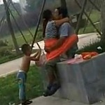 Cặp đôi say sưa "làm chuyện ấy" trước mặt con trai trong công viên