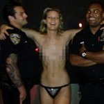 Hot girl ngực trần chụp hình cùng cảnh sát
