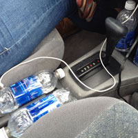 Uống nước đóng chai để trong xe hơi bị ung thư?