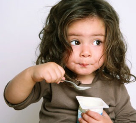 Trẻ ăn quá nhiều sữa chua có thể gây sâu răng