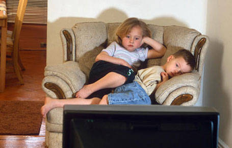 Trẻ xem TV nhiều dễ bị bắt nạt