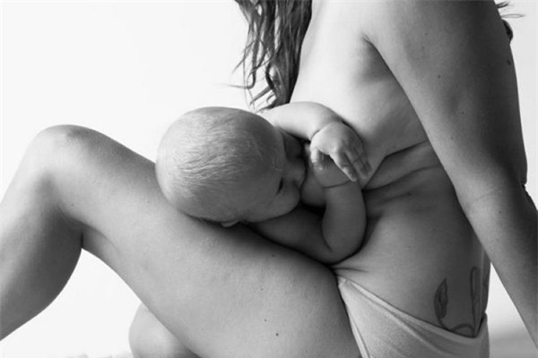 Những bức ảnh xúc động về thân hình "xập xệ" của phụ nữ sau sinh
