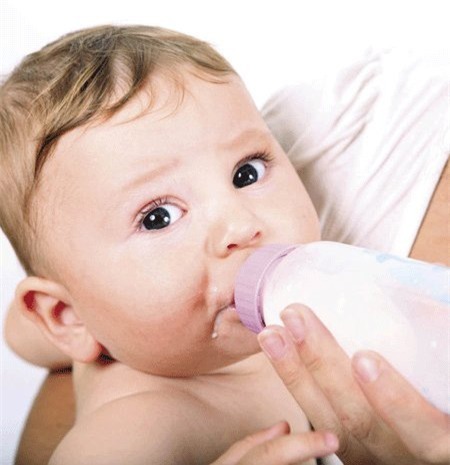 Bú sữa mẹ trữ lạnh không tốt cho bé?