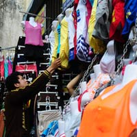 Tràn ngập quần áo Trung Quốc giá cao