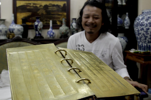 Sách cổ bằng vàng giá hơn 2 tỷ đồng