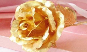 Quà tặng 8/3: Hoa hồng dát vàng lại "làm mưa làm gió"