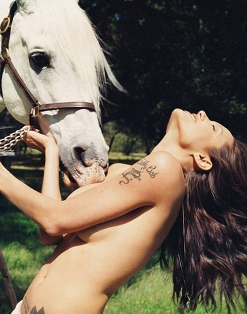 'Buông' ngực nghệ thuật như Angelina Jolie