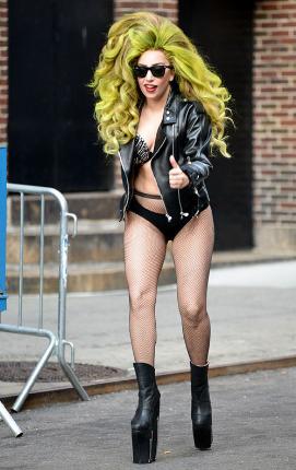 Lady Gaga khi khoe thân, lúc kín mít