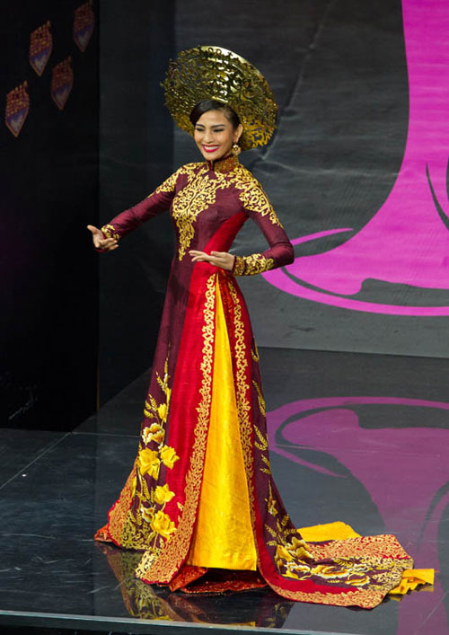Trương Thị May rạng rỡ với trang phục dân tộc