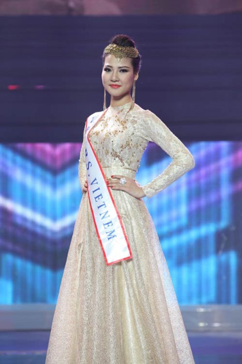 Dân mạng bức xúc vì Hoa hậu đeo băng sai tên Việt Nam