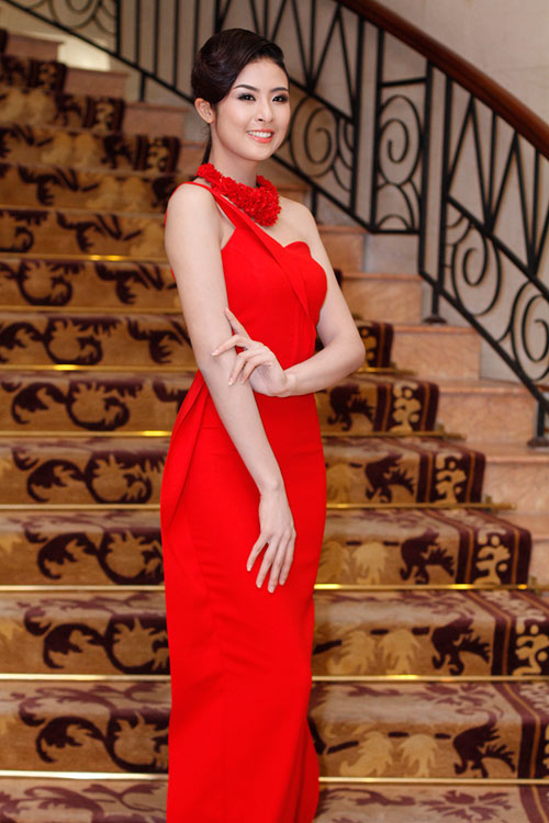 Hoa hậu Ngọc Hân đỏ rực đầu năm