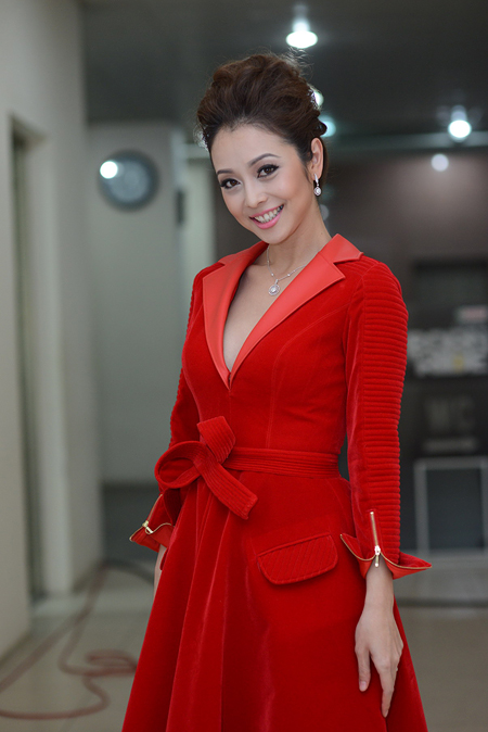 9 trang phục đẹp nhất showbiz Việt tuần qua