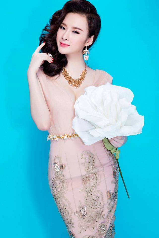 Angela Phương Trinh khoe dáng sexy với váy trong suốt