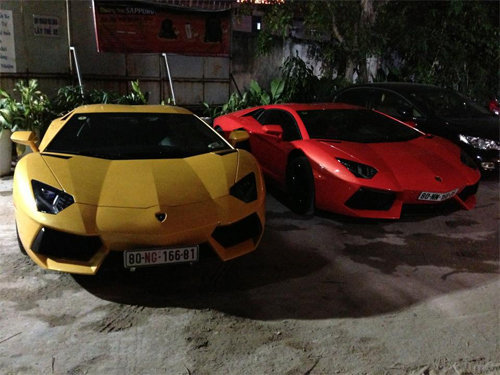 Hai siêu xe Lamborghini Aventador ở Việt Nam hội ngộ
