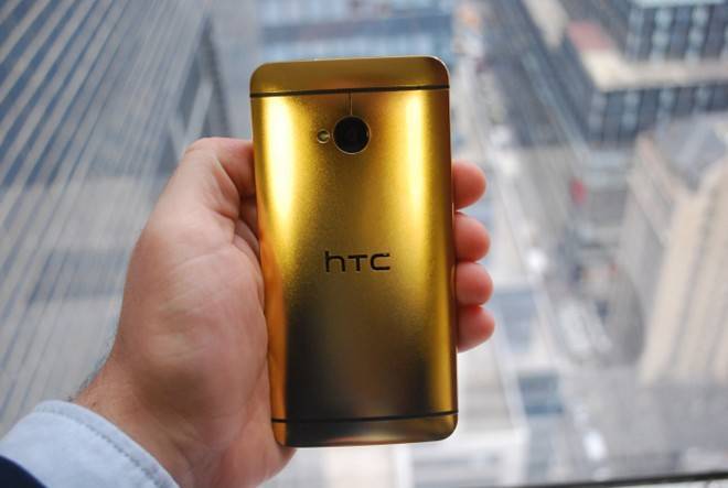 Hình ảnh chiếc HTC One mạ vàng giá 53 triệu đồng