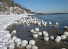 Hàng nghìn quả bóng tuyết bí ẩn tại bờ hồ Michigan