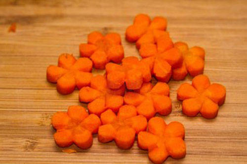 3 cách tỉa bông hoa từ cà rốt cực dễ