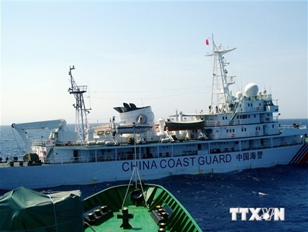 Tàu Trung Quốc "phô" vũ khí đe dọa tàu Việt Nam