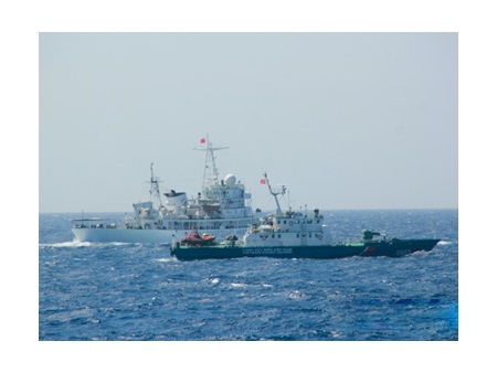 Tình hình Biển Đông: Tàu Trung Quốc hung hăng tông thẳng tàu CSB Việt Nam