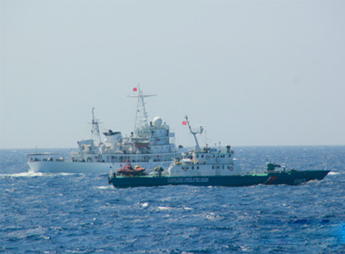 Tình hình Biển Đông: Tàu Trung Quốc hung hăng tông thẳng tàu CSB Việt Nam
