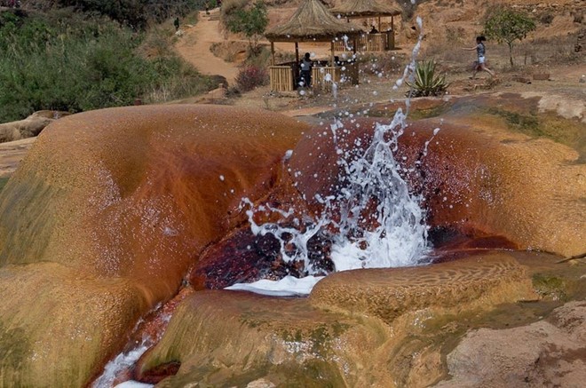 Mạch nước phun lạnh độc đáo ở Madagascar