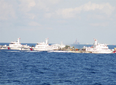 Tàu Trung Quốc dàn hàng ngang ngăn tàu Việt Nam