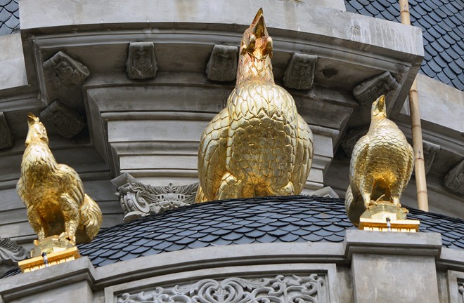 Lâu đài gắn 6 con gà dát vàng ở Hà Nội