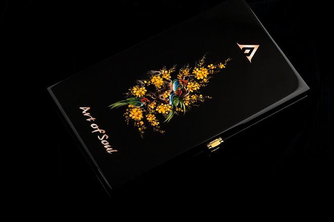 Mở hộp iPhone 5S tranh chạm bằng vàng khối ở VN
