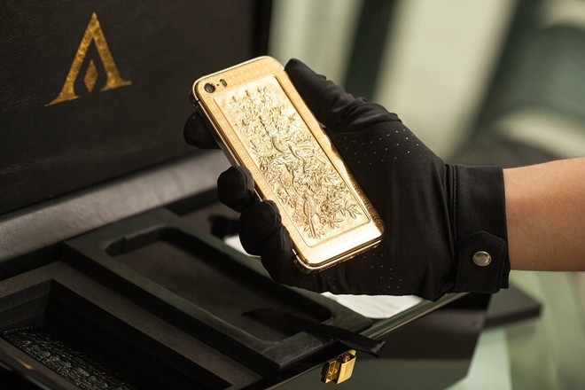 Mở hộp iPhone 5S tranh chạm bằng vàng khối ở VN
