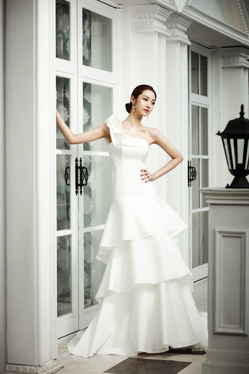 Cô dâu lộng lẫy với váy cưới Hàn Quốc